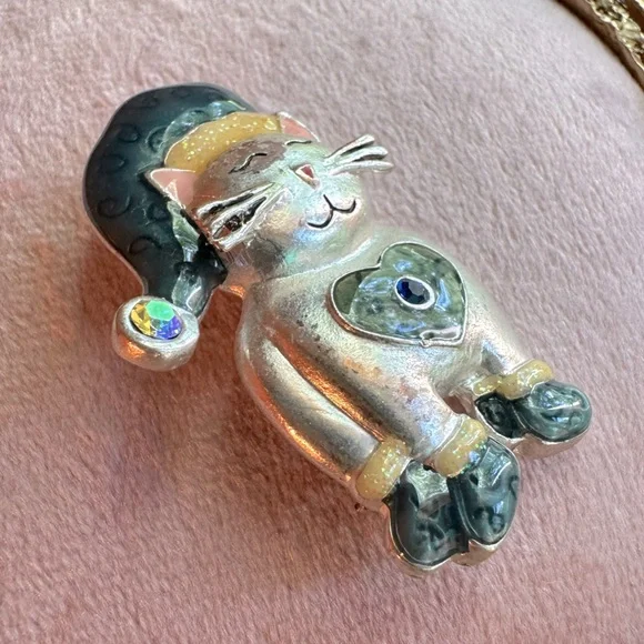 Vintage Kenneth Cole Cat Brooch Wearing Hat, Booties & Heart Enameled Crystal - Picture 4 of 13